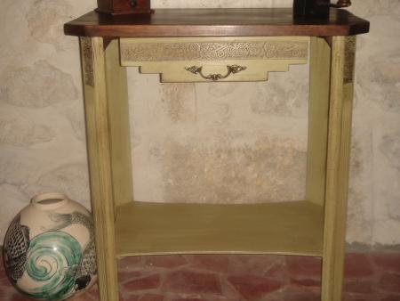 Une table  de l'ann�e 1925 avec fleurs grav�es.