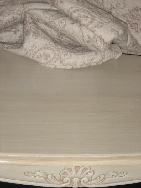 Rayures  sombres dominantes..comme les dessins du tissu