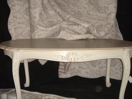 Sculptures qui rappellent  les tons sombres des �toffes utilis�es..pour cette chambre