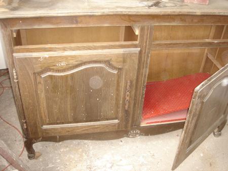 un vieux buffet d'inspiration 