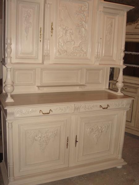 Buffet Henry II patin� dans un ton frais...